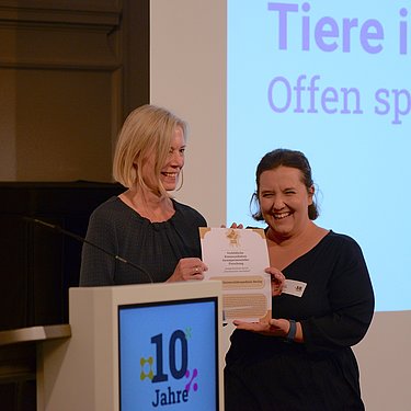 Julia Biederlack and Hannah Nickles at the “Transparent Animal Testing” awards ceremony. They are holding up the certificate they just received.