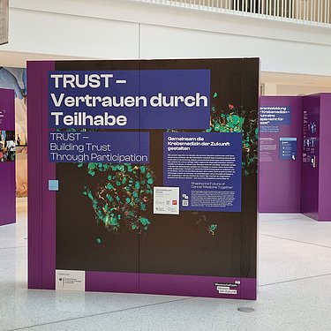 Die Wanderausstellung "TRUST" im Rahel Hirsch Center