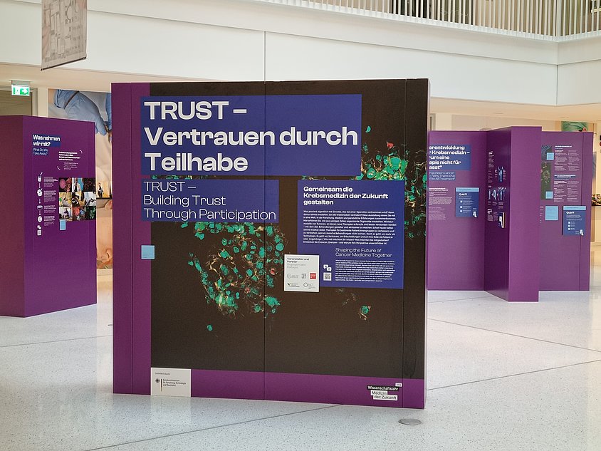 Die Wanderausstellung "TRUST" im Rahel Hirsch Center